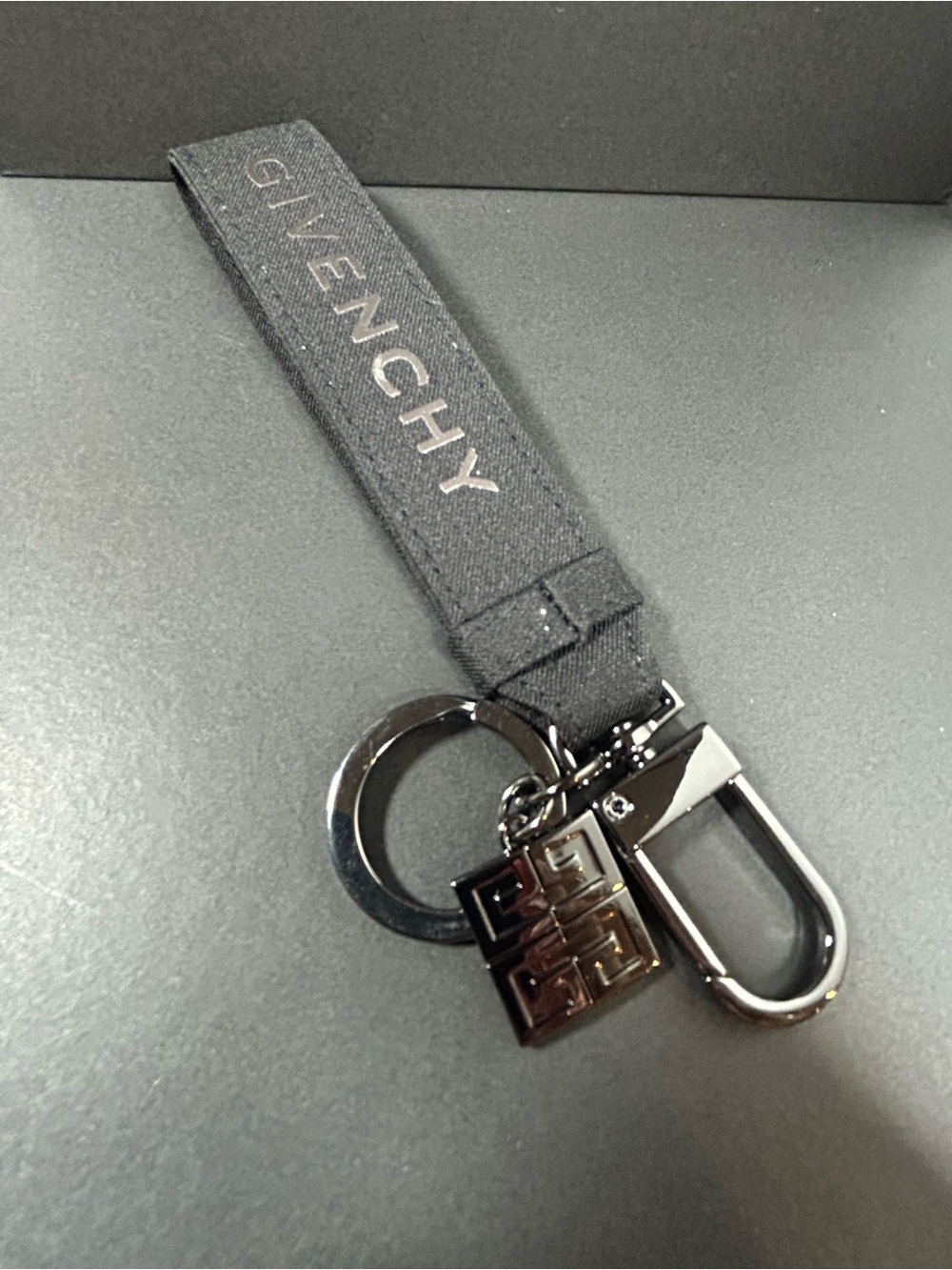 Givechy Gift Keychain - Picture 4 of 8